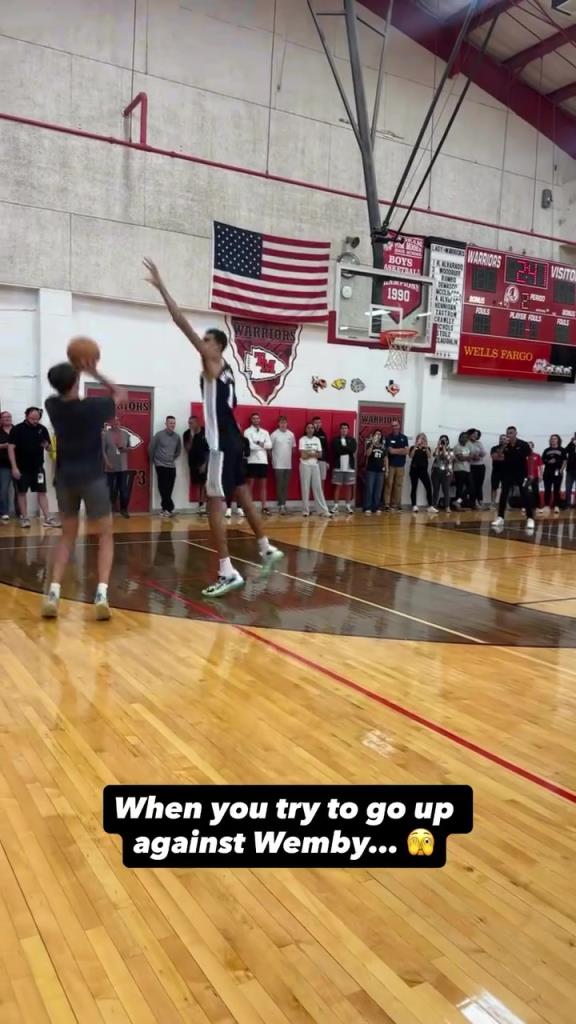 这我学鸡毛啊文班亚马与社区球迷交流 先送大帽再送隔扣