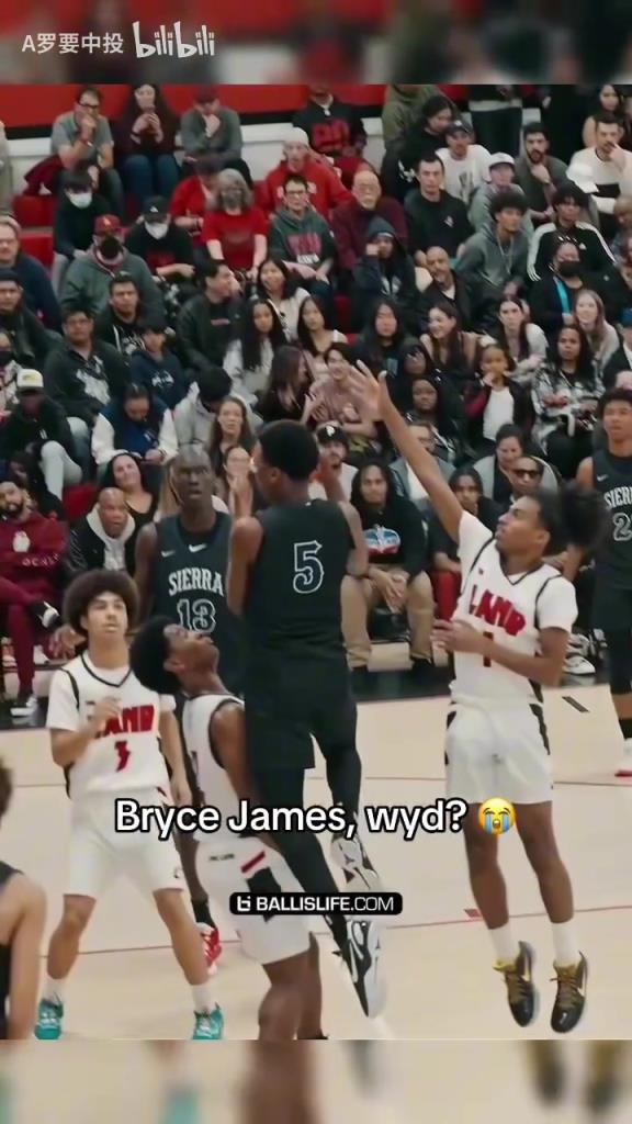 让詹姆斯捂脸的扣篮！名场面：詹姆斯对两个儿子扣篮的反应！