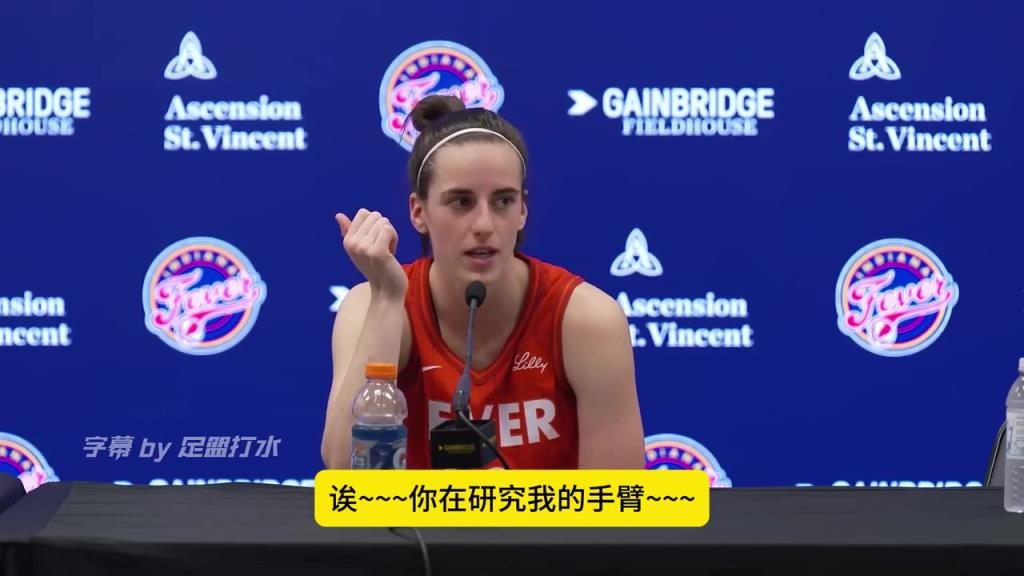 名场面！记者打趣肌肉增长，克拉克：诶~你在研究我的手臂~