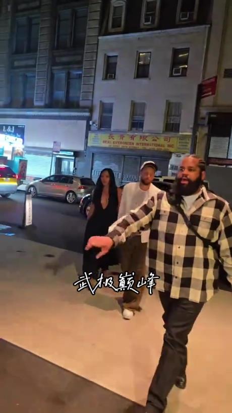 库里带着妻子参加朋友聚会 阿耶莎这穿搭必成全场焦点