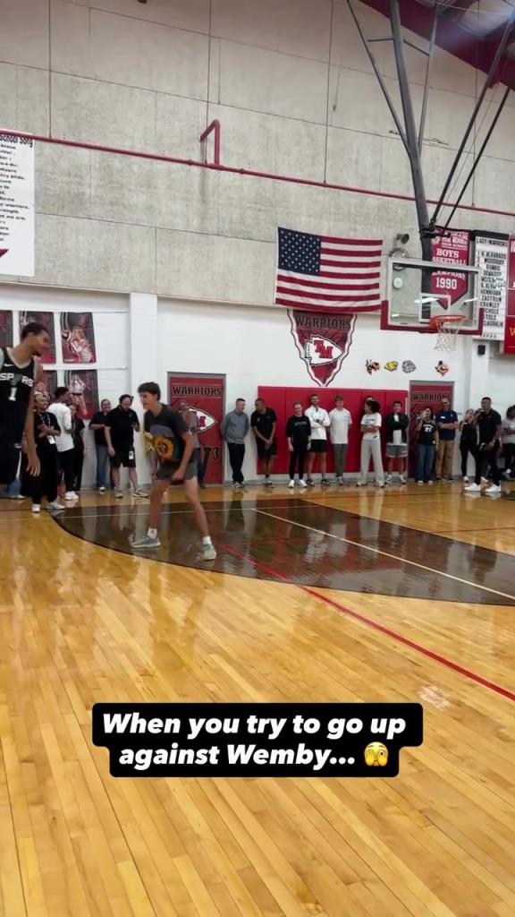 文班出席马刺队社区互动与球迷交流，先是大帽对方随后再隔扣