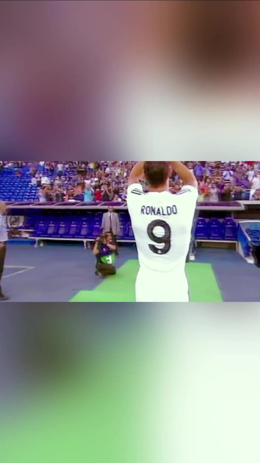 泪目！C罗09年初次登陆伯纳乌！现场8万人欢迎助威！