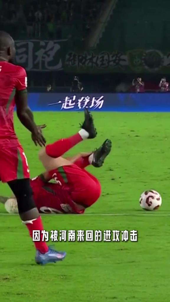 国安犯规送点时，塞蒂恩压力大到不敢看场上，抱头怀疑人生