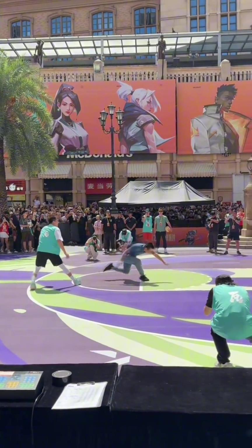 太狠了！郭艾伦此前和徐静雨1v1，直接晃得徐静雨飞出去了...