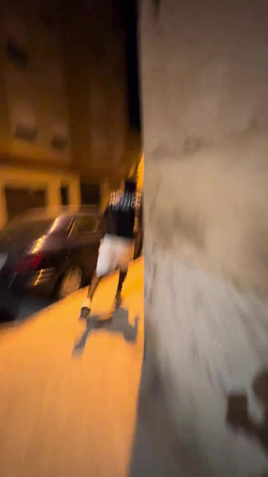 刘凯源和队友在西班牙街头比拼谁先到，融入得这么好真是少见