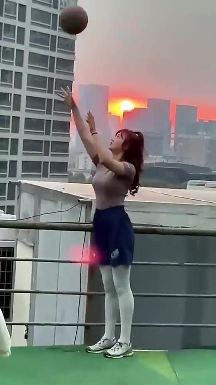 号称小李梦！美女打球就是好啊，倒地男的争着来扶