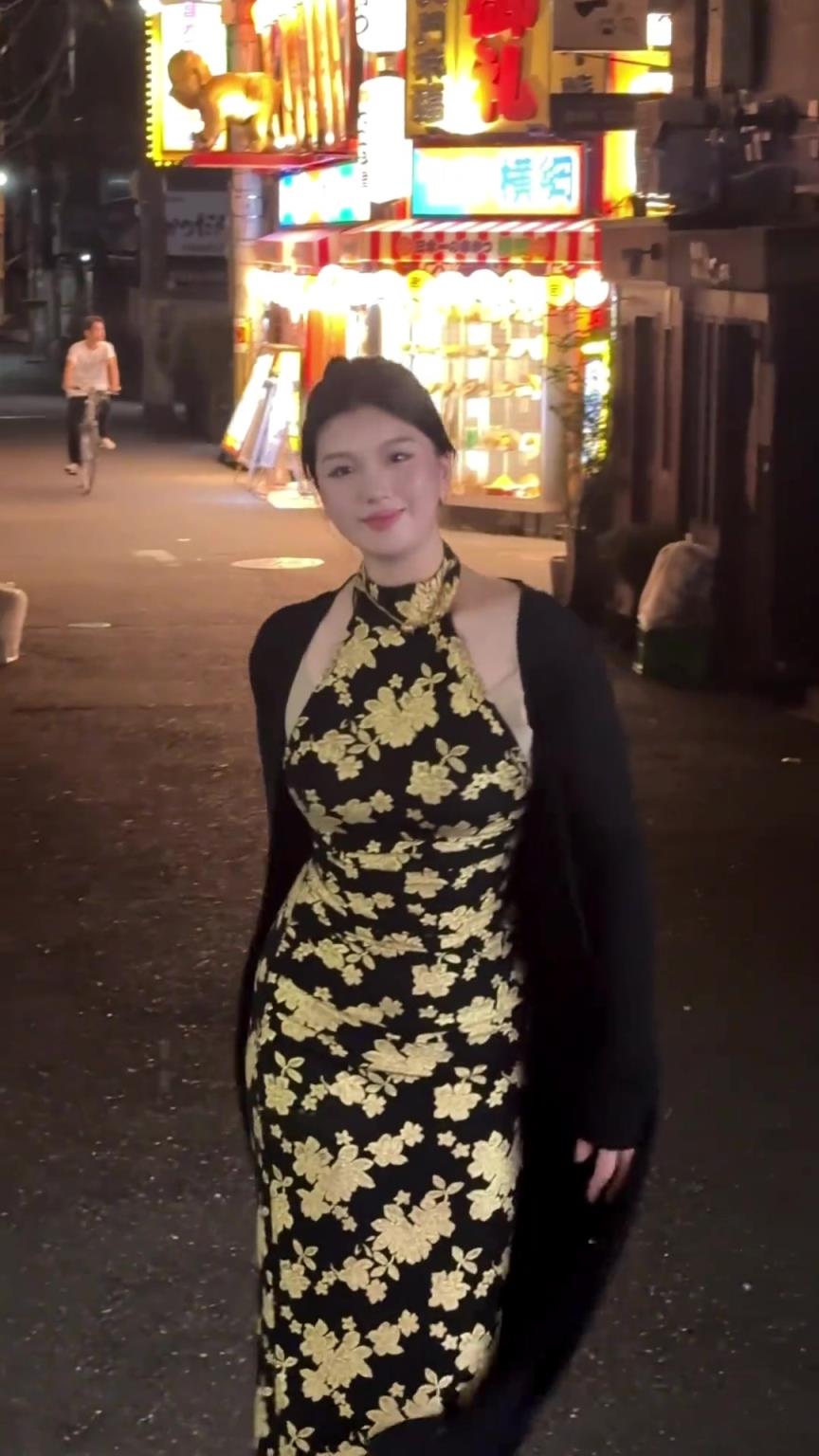 这个兄真喜！穿上旗袍的肘姐更显身材了！