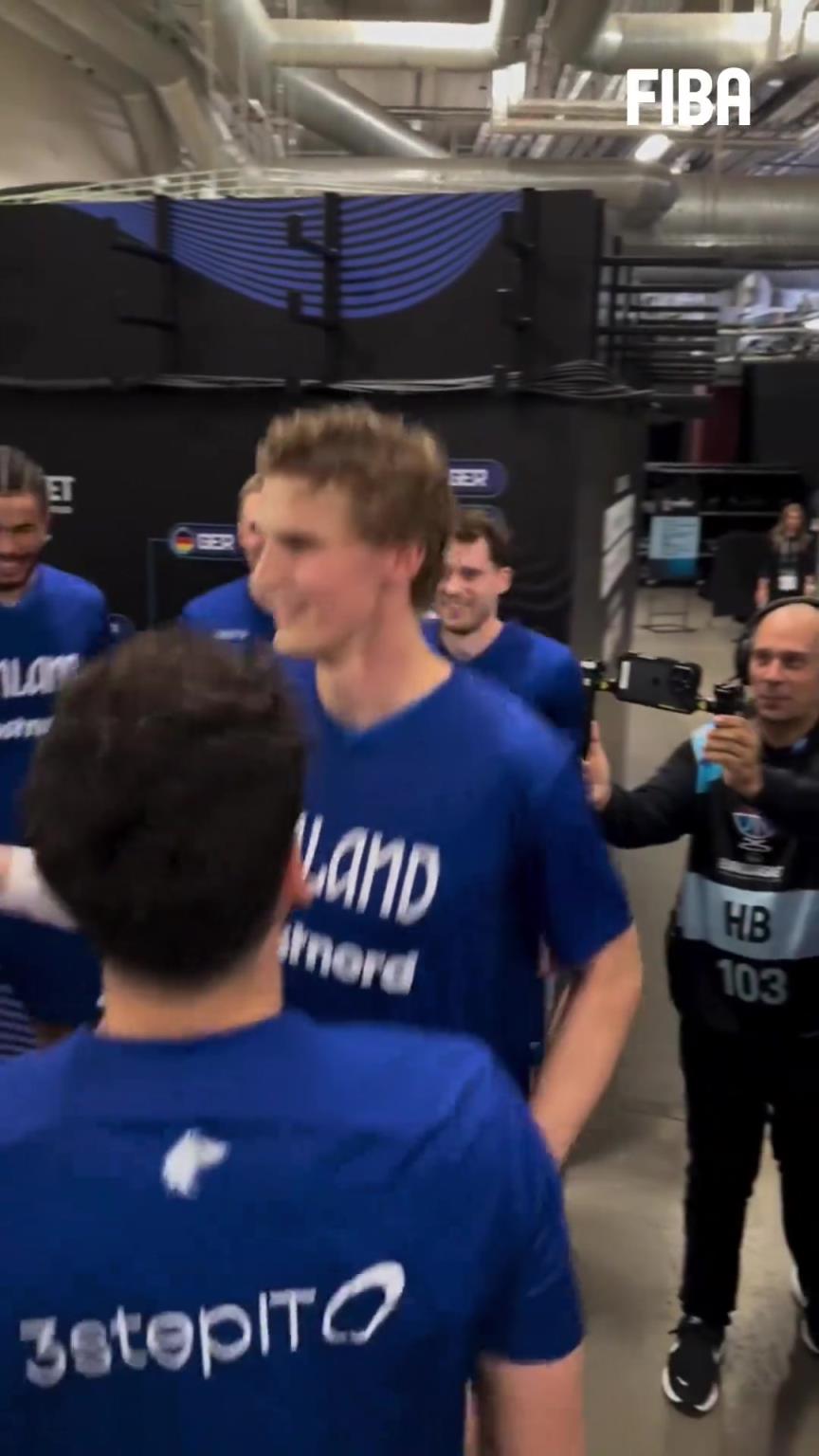 芬兰赛前热身互相鼓励，疯狂互扇巴掌，马尔卡宁脸都被扇红了