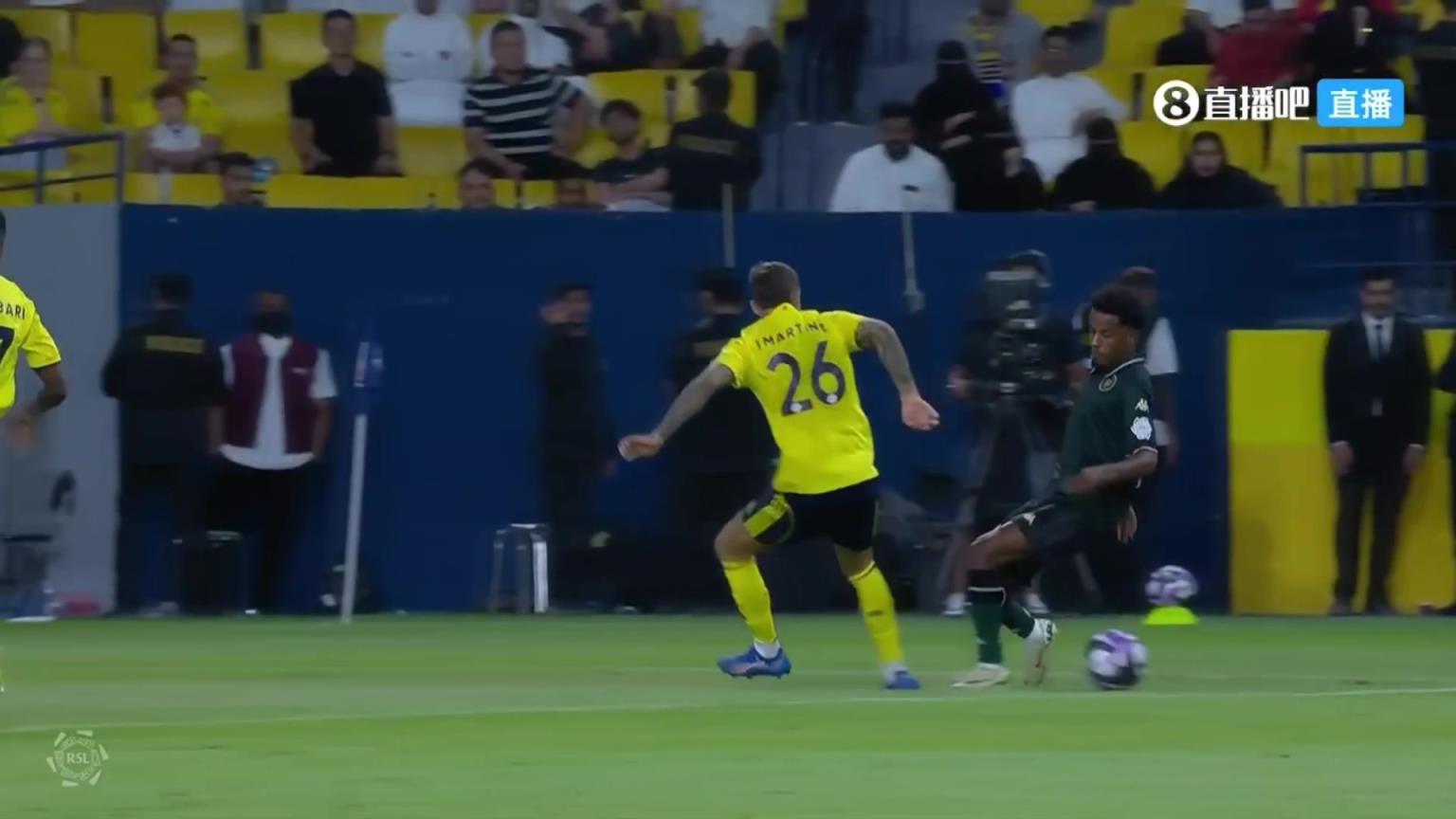 力保城门不失！伊尼戈禁区内绊倒对手送点，胜利门将纳贾尔扑点