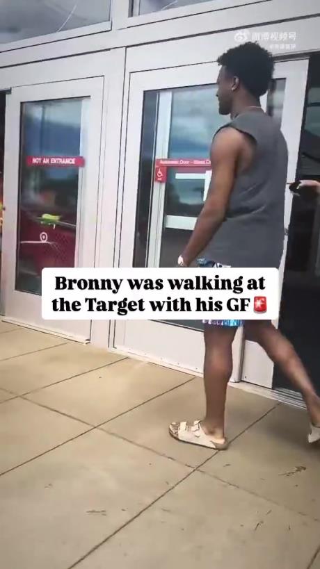 布朗尼带着女朋友逛街！现有传闻其父母对布朗尼相当满意