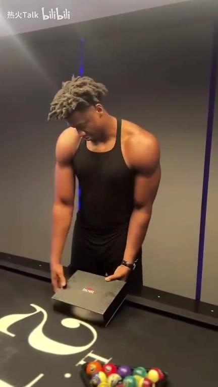 这么看白边是真壮啊！怀特塞德此前收到热火文化球衣！