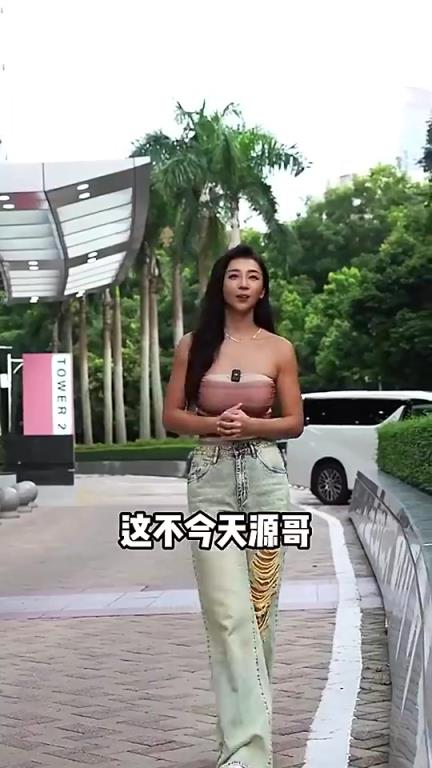 这穿搭也太吸睛了吧？张曼源此前突袭野球场跟粉丝偶遇~-