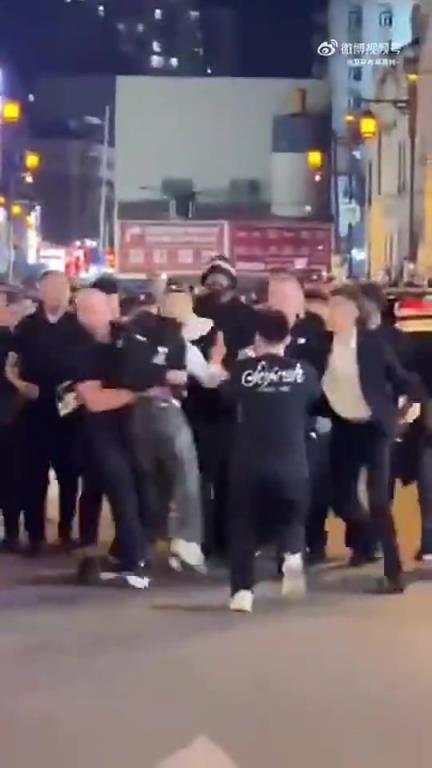 欧文去年在沈阳大街上散步，有个疯狂球迷冲上来，被保安集体拦下