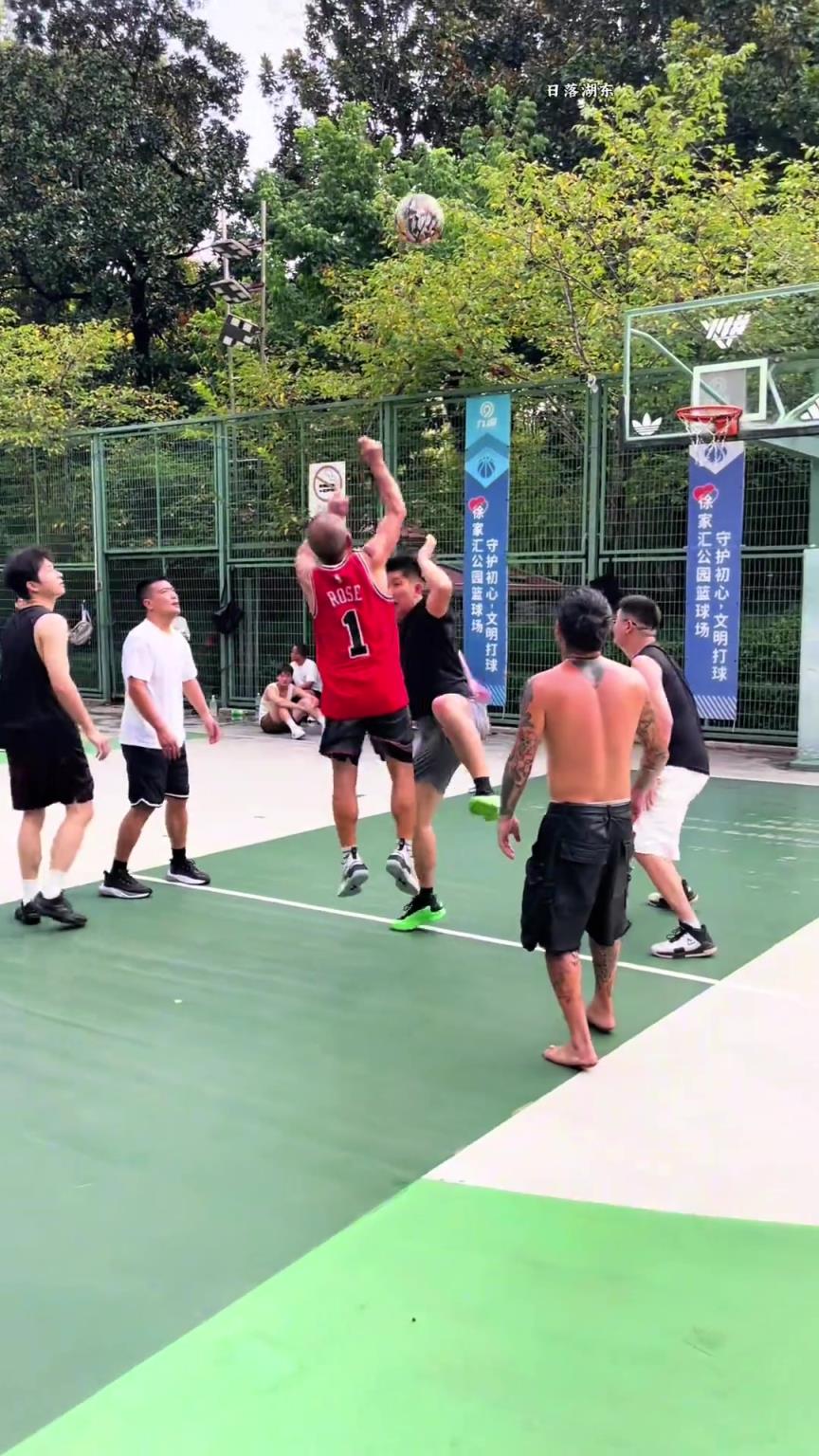 野球场73岁罗斯大爷还能这么跳投，真罗斯都不一定做得到？