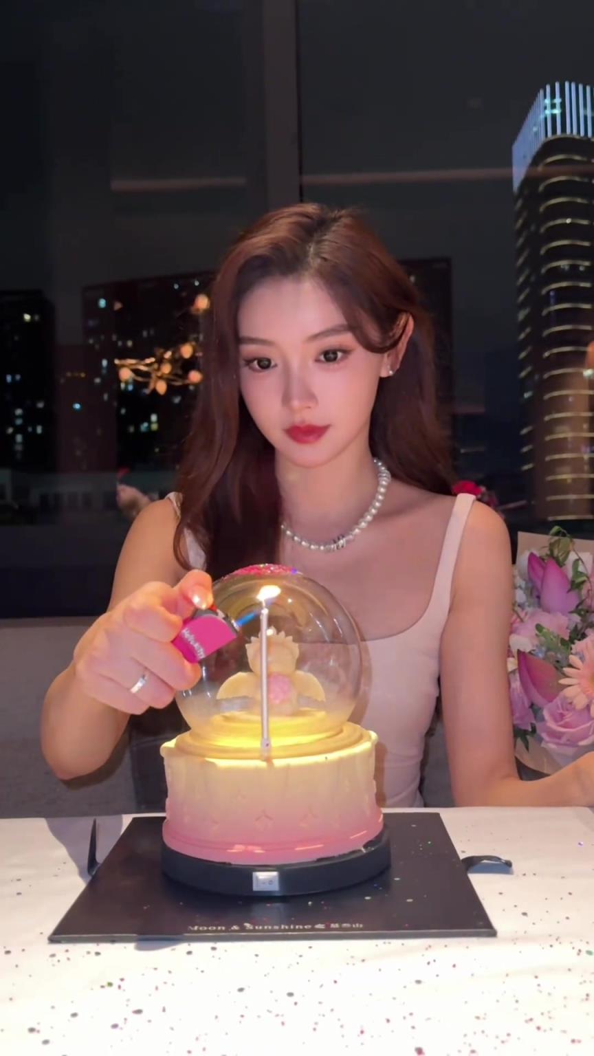 生日快乐呀！女主播金佳悦晒吹蜡烛视频，颜值太高了！