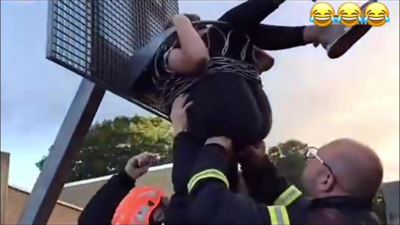 感觉救援大叔脸都红了！国外女网红人卡在篮筐内，屁股朝外