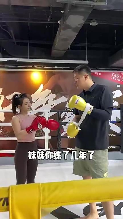 朱总放水啊！朱芳雨此前去拳馆踢馆，结果扛不住女教练重拳