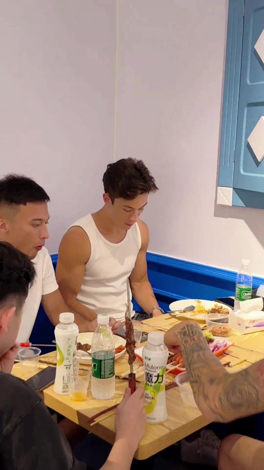 拜合拉木和安永佳在新疆餐厅撸串，安永佳这样看是真帅啊