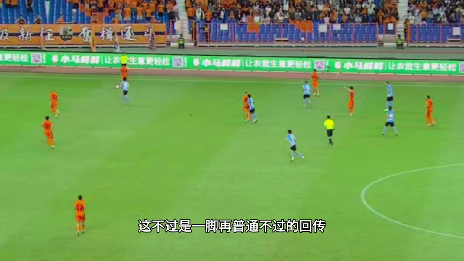 朱鹏宇头脑清晰且冷静，趴在那里没动甚至还在佩尼亚射门时低下头