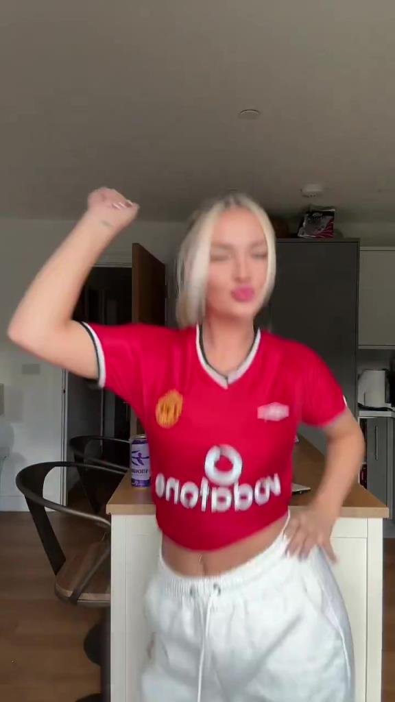 曼联战胜切尔西，曼联女球迷高兴得手舞足蹈