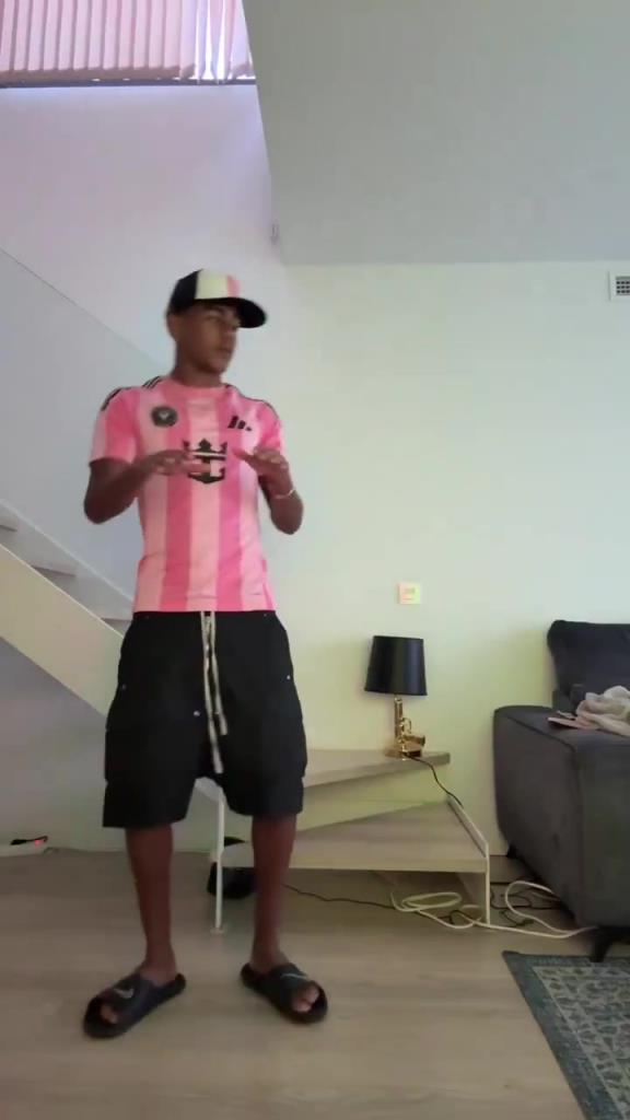 你也想去迈阿密！？亚马尔穿着梅西10号球衣，这下直接致敬了~