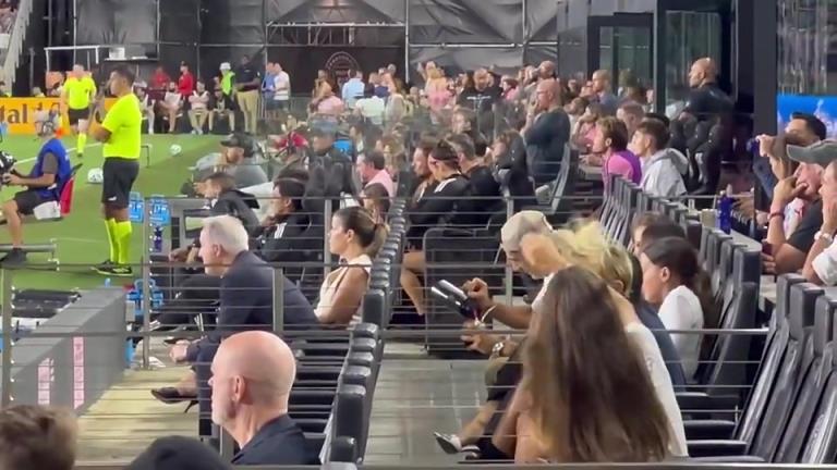 苏亚雷斯在场边给球队老板泡马黛茶，你小子被禁赛了还懂得讨好~